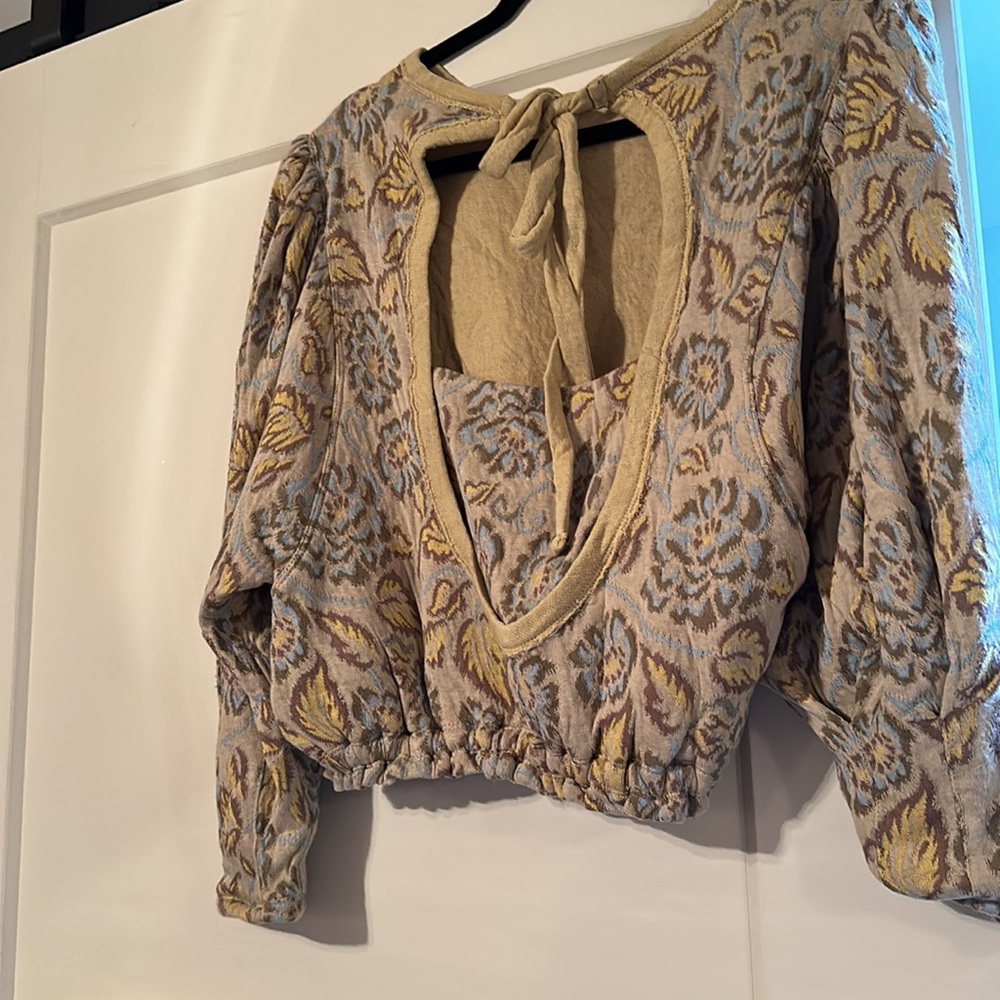 Free People Cropped Sweater Top. No Ordinary Top. Oatmeal color combo. - Picture 4 of 7